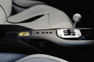 Tak tohle je opravdový svátek. Ferrari vytasilo dvanáctiválcovou nádheru s manuálem, který ale manuál vlastně není - Autobible.cz - Předjedeme vaše představy!